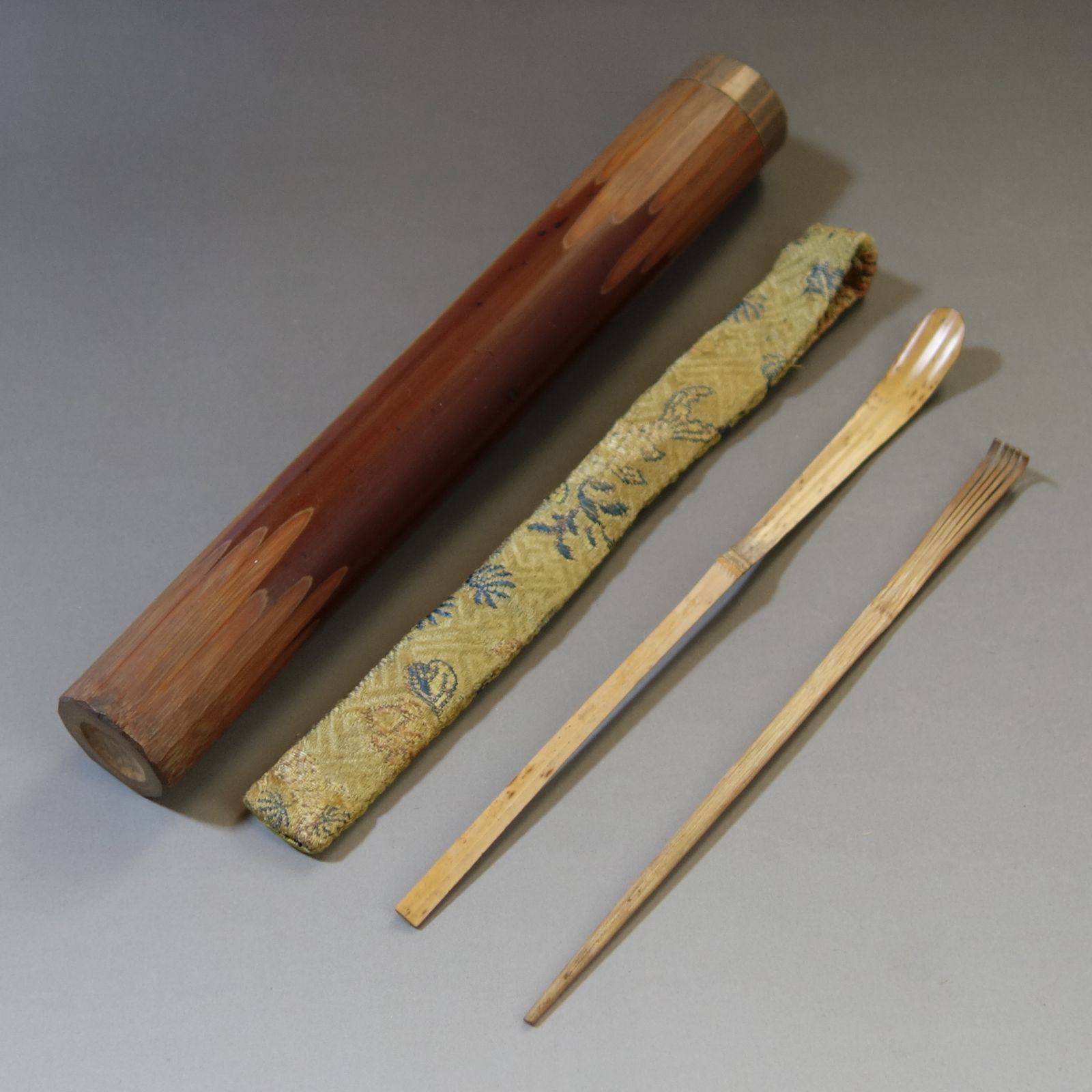 茶道具　竹　茶杓　銘「茶乃友」　在銘　共筒・共箱　C　R4833 円能斎 竹茶杓 銘「蝉の声」 共筒 共箱(古美術 茶道具