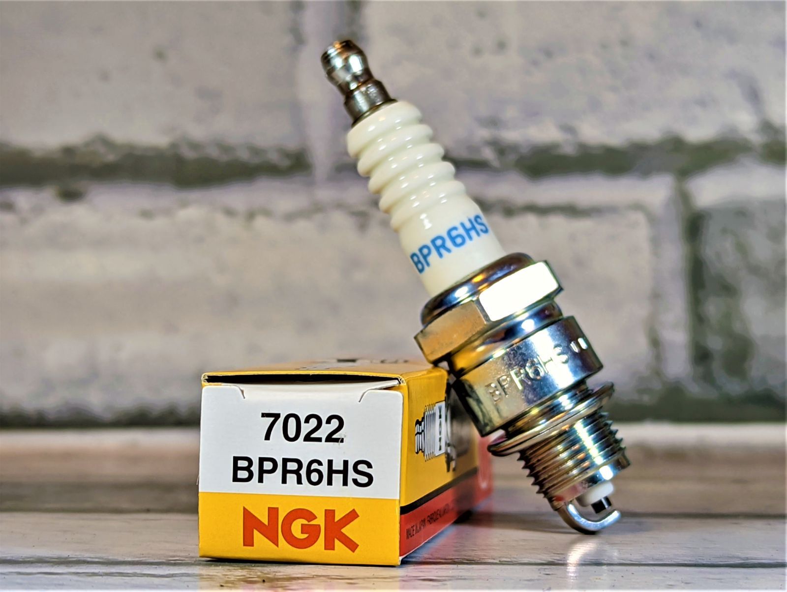 ＮＧＫ　ＢＰＲ６ＨＳ　４本セット　スズキ　ストリートマジックⅡ　ＣＡ１ＬＢ　９７ー　適合　新品！