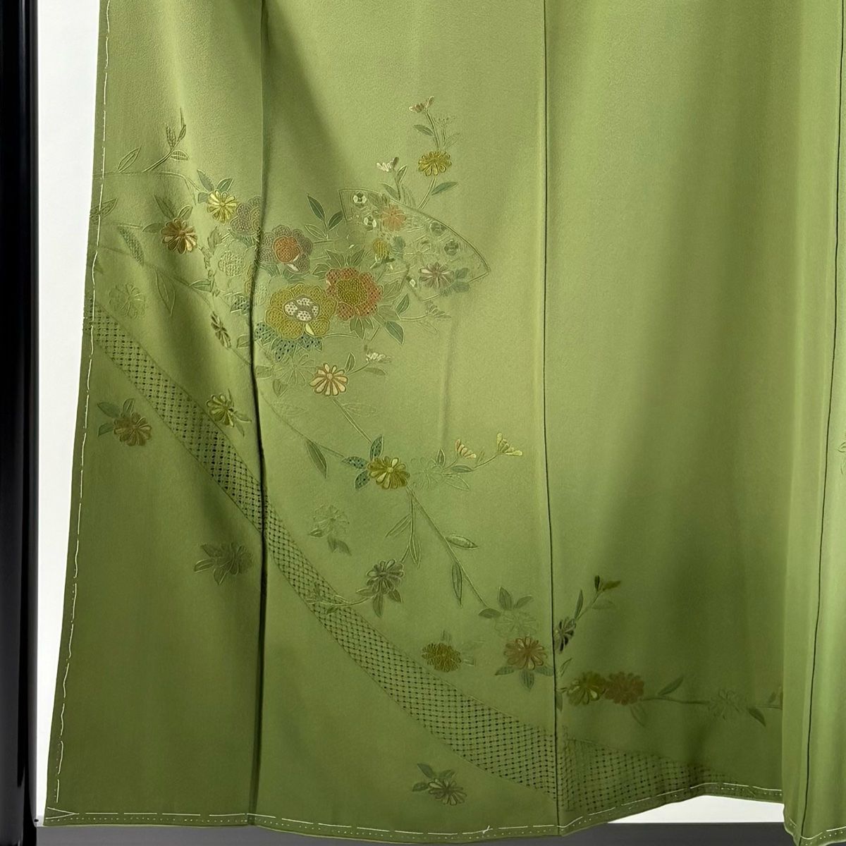 付け下げ 刺繍 手描 孔雀 パロットグリーン色 正絹 反物 付け下げ 孔雀 手描 刺繍 鉄紺色 正絹 反物