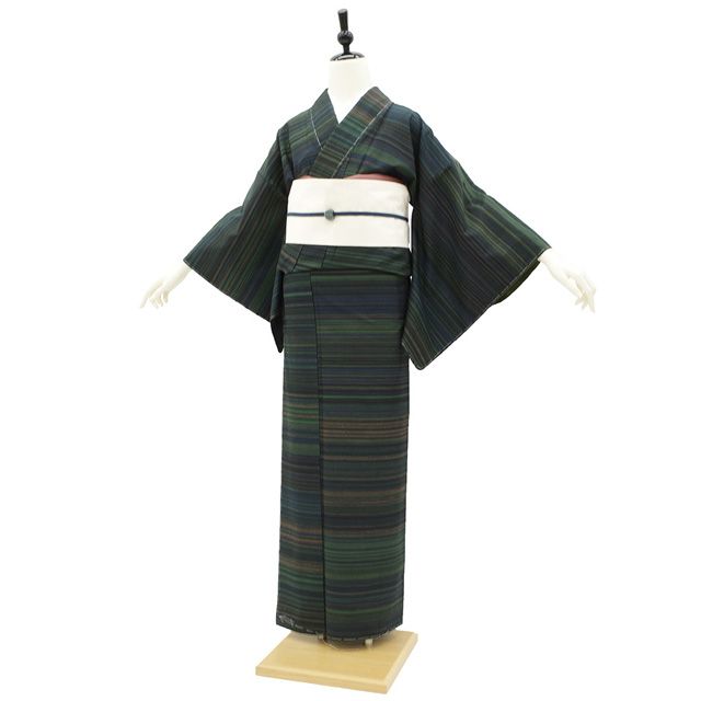 新品 米沢白根澤 単衣 着物“上品な縦縞に、新たな表情を生む霞”紬 K-39 新古品】紬 袷 着物 米沢 米澤 白根澤 絲織 栗繭 深緑 こげ茶 多