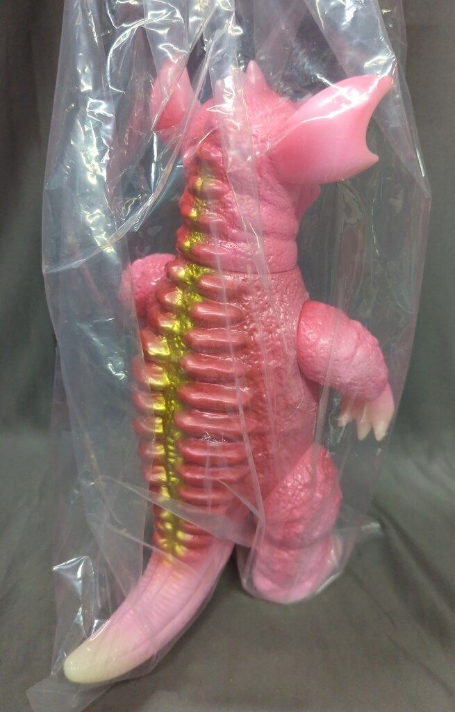 マルサン 世紀の大怪獣 バラゴン450 GID Ver. ピンク/白/銀塗装 - メルカリ