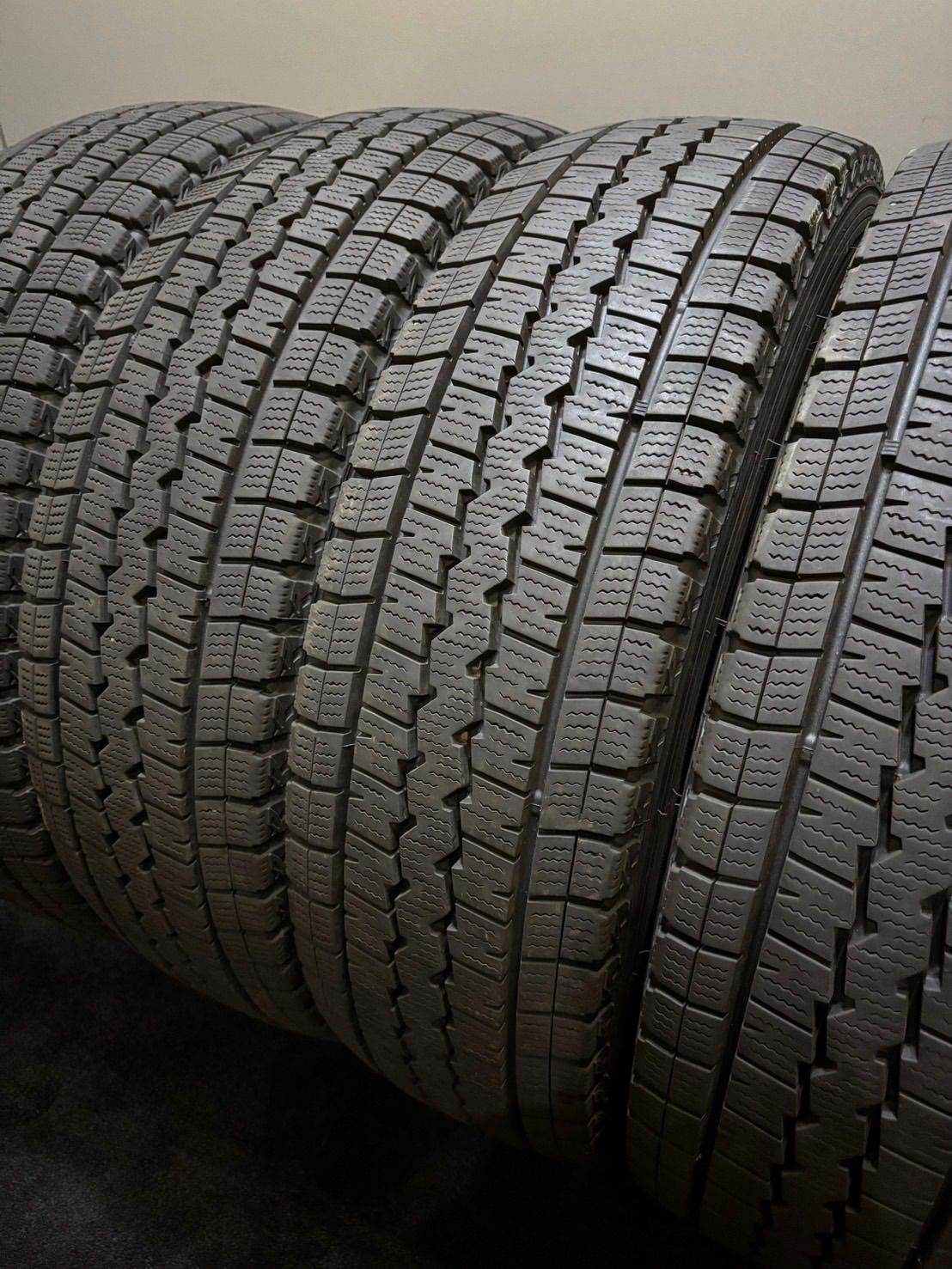 195|80R15 107|105L LT DUNLOP|WINTER MAXX SV01 23年 スタッドレス 4本 ダンロップ ウィンターマックス ハイエース キャラバン 4-J829