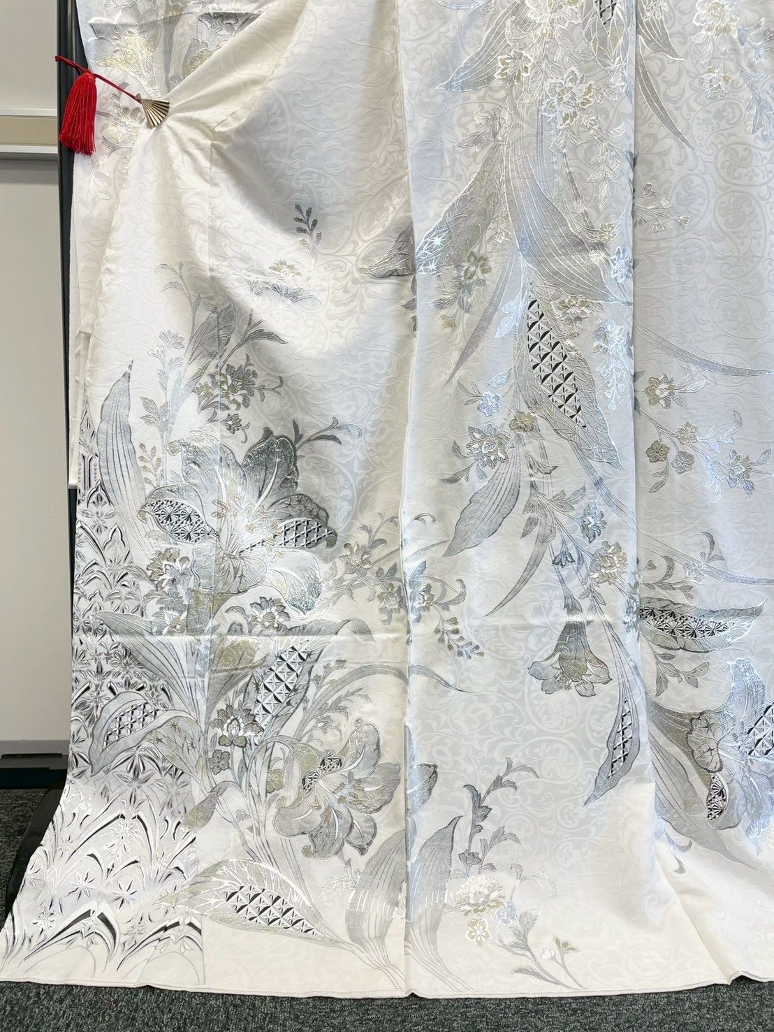 専用　ご予約商品　振袖　関芳　百合　銀彩　ホワイト　ピンク　未仕立て　仮絵羽 専用 ご予約商品 振袖 関芳 百合 銀彩 ホワイト ピンク 未仕立て