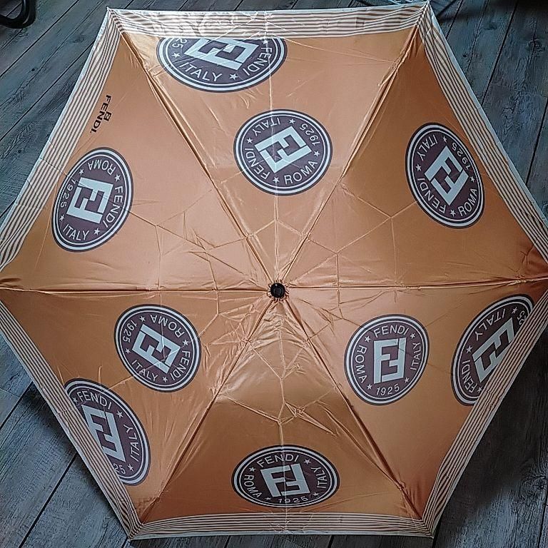 未使用に近い フェンディ 晴雨兼用 日傘 折りたたみ 柄 ロゴ 傘袋付き