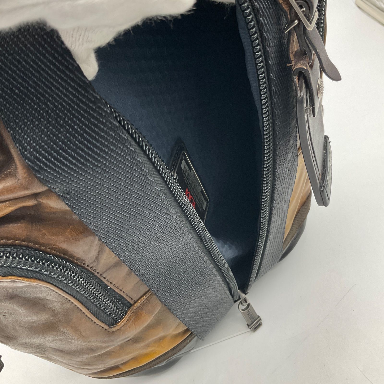 TUMI トゥミ モントレースリング ボディーバッグ レザー メンズ