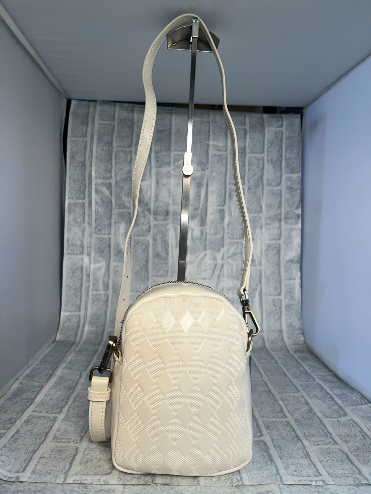 Rebecca ショルダーポシェット Wファスナー型 牛本革 トップグレードレザー ツヤありレザー ダイヤ柄型押し レディース メンズ LR-8203アイボリー 牛革 本革 レザー ポシェット ショルダーバッグ スマホポシェット ユニセックス 男女兼用