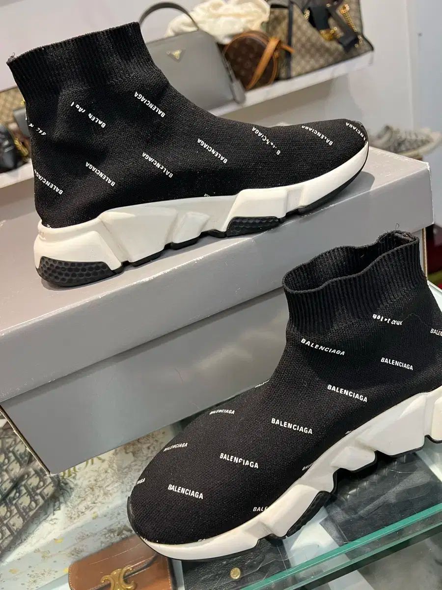 バレンシアガ マルチロゴ