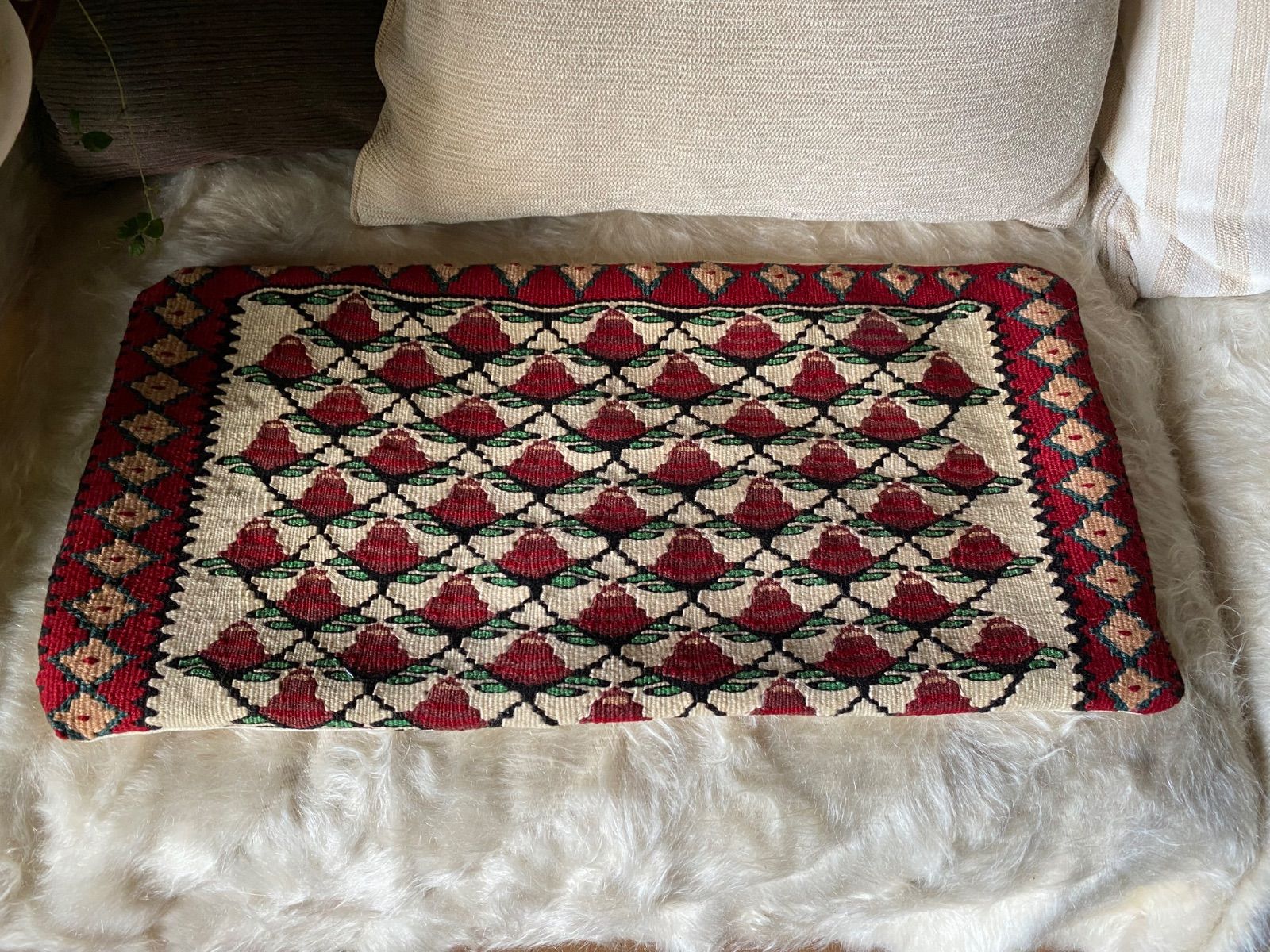 当店オリジナル王族のために織られたセネキリム薔薇柄のヘラティ模様が素敵なクッションカバー使いやすい横長サイズ中身なしで椅子やソファにも