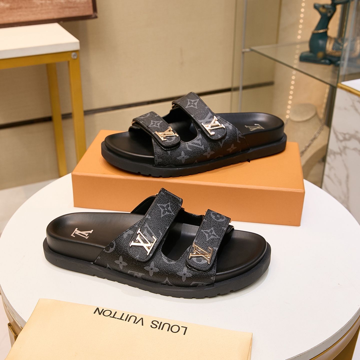 Louis Vuitton サンセット コンフォート フラット サンダル LV Sunset Flat Comfort Sandal - Women - Shoes | LOUIS VUITTON ®