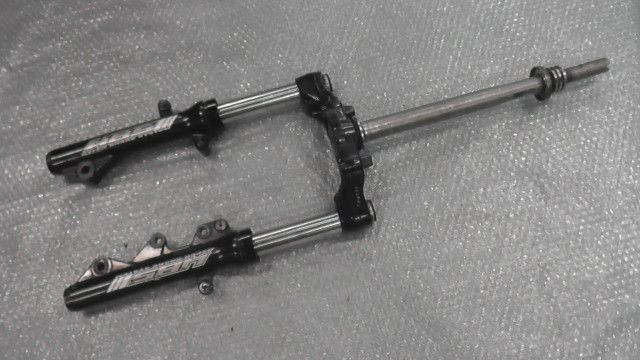 シグナス-X FI RKRSE の フロントフォーク 1757655945
