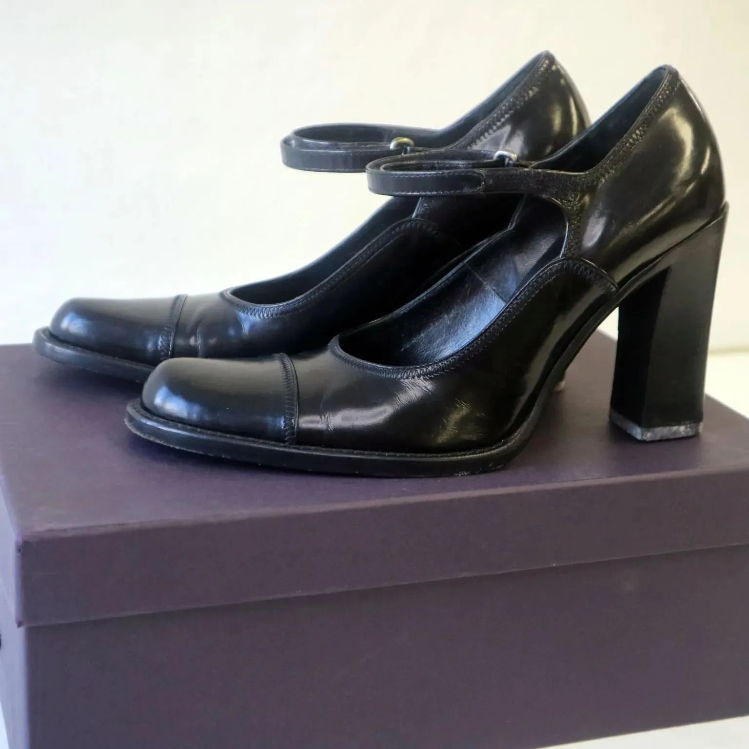 【希少】PRADA プラダ エナメル ストラップ パンプス 黒 希少】PRADA プラダ エナメル ストラップ パンプス 黒