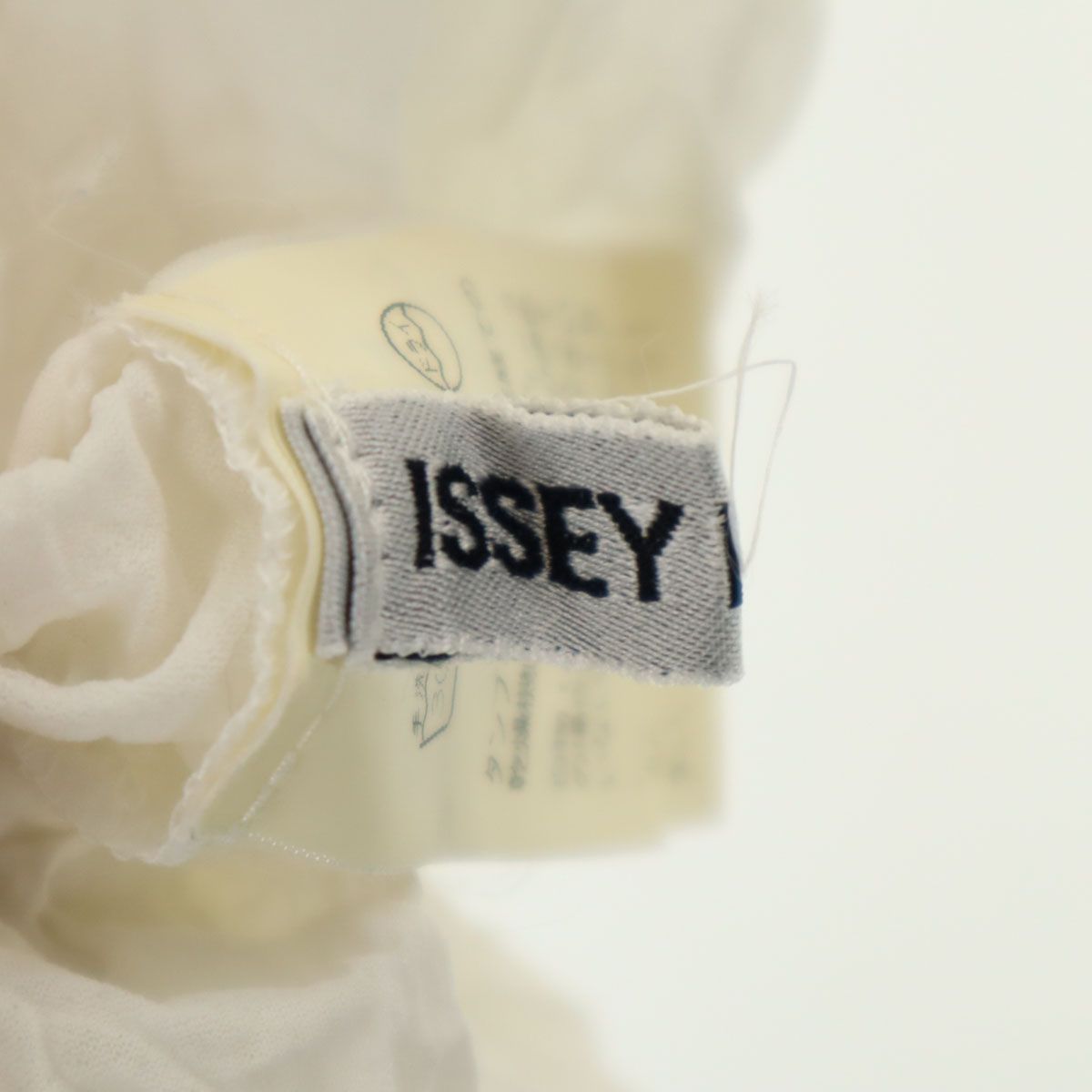 ISSEY MIYAKE イッセイミヤケ 90s 日本製 オールド 長袖 ワッシャープリーツ加工 ハイネック カットソー M ホワイト トップス レディース 古着 中古 ISSEY MIYAKE - イッセイミヤケ 90s ワッフルプリーツカットソー