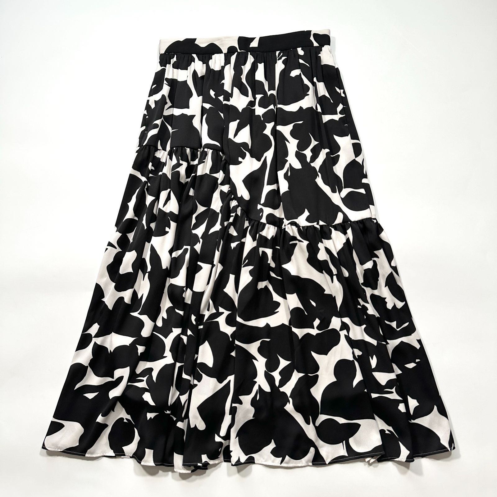 UNITED ARROWS サテン プリント ティアードスカート ブラック