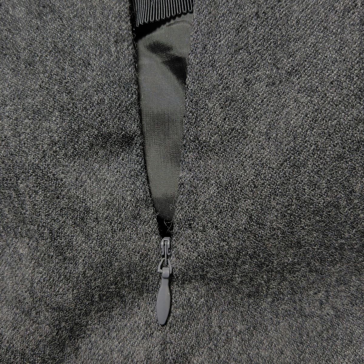 - ダークグレー