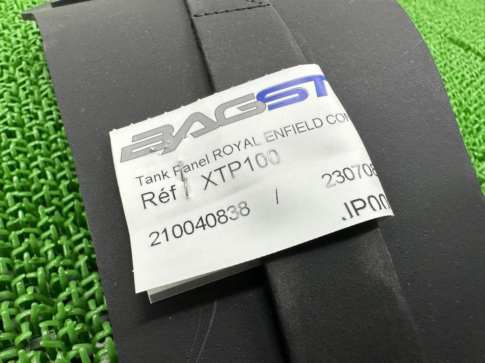 専用出品3点 バグスター製コンチネンタルGT650 タンクカバー 黒 社外 新品 ロイヤル