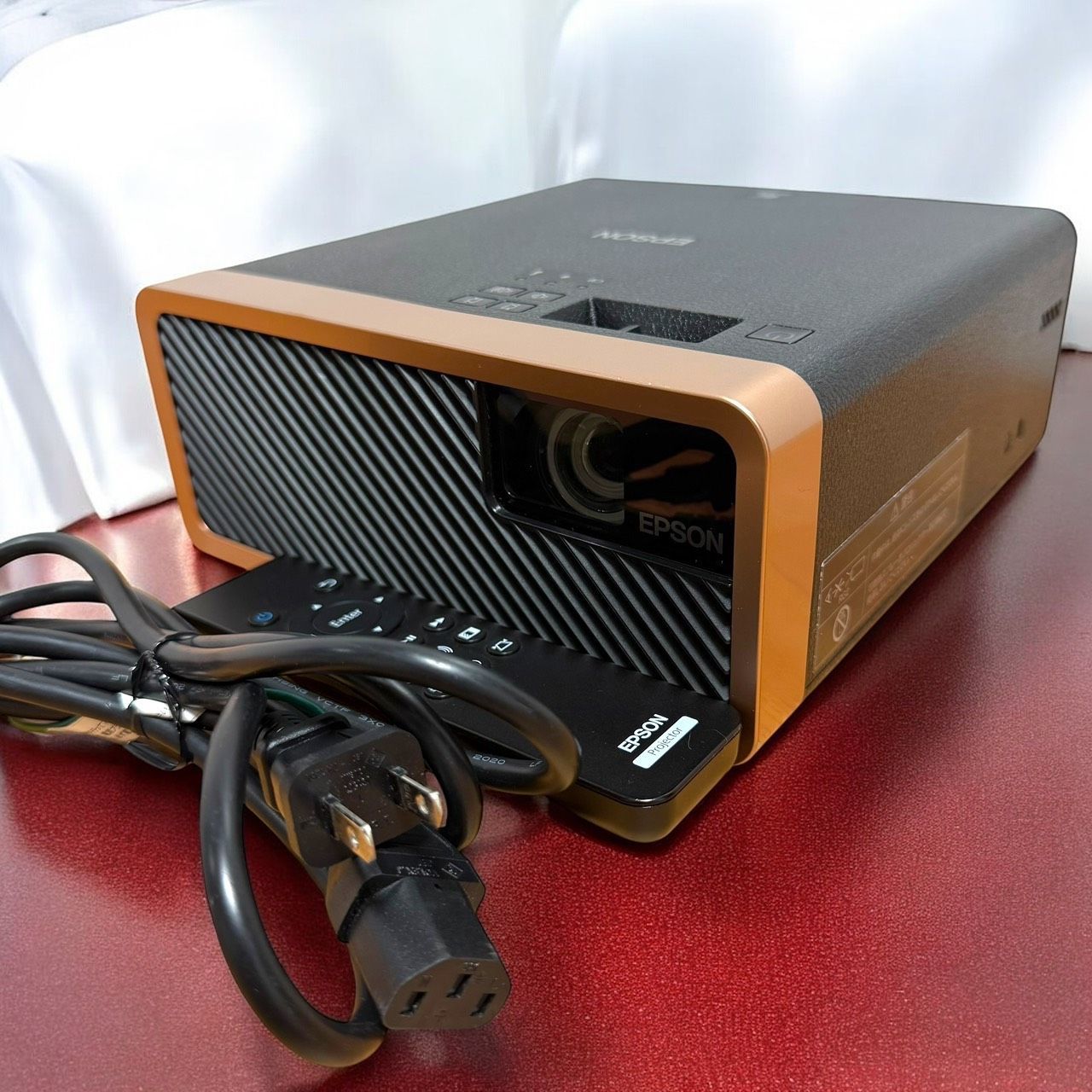 EPSON プロジェクター EF-100B 本体 EPSONのdreamio EF-100BATVを使用