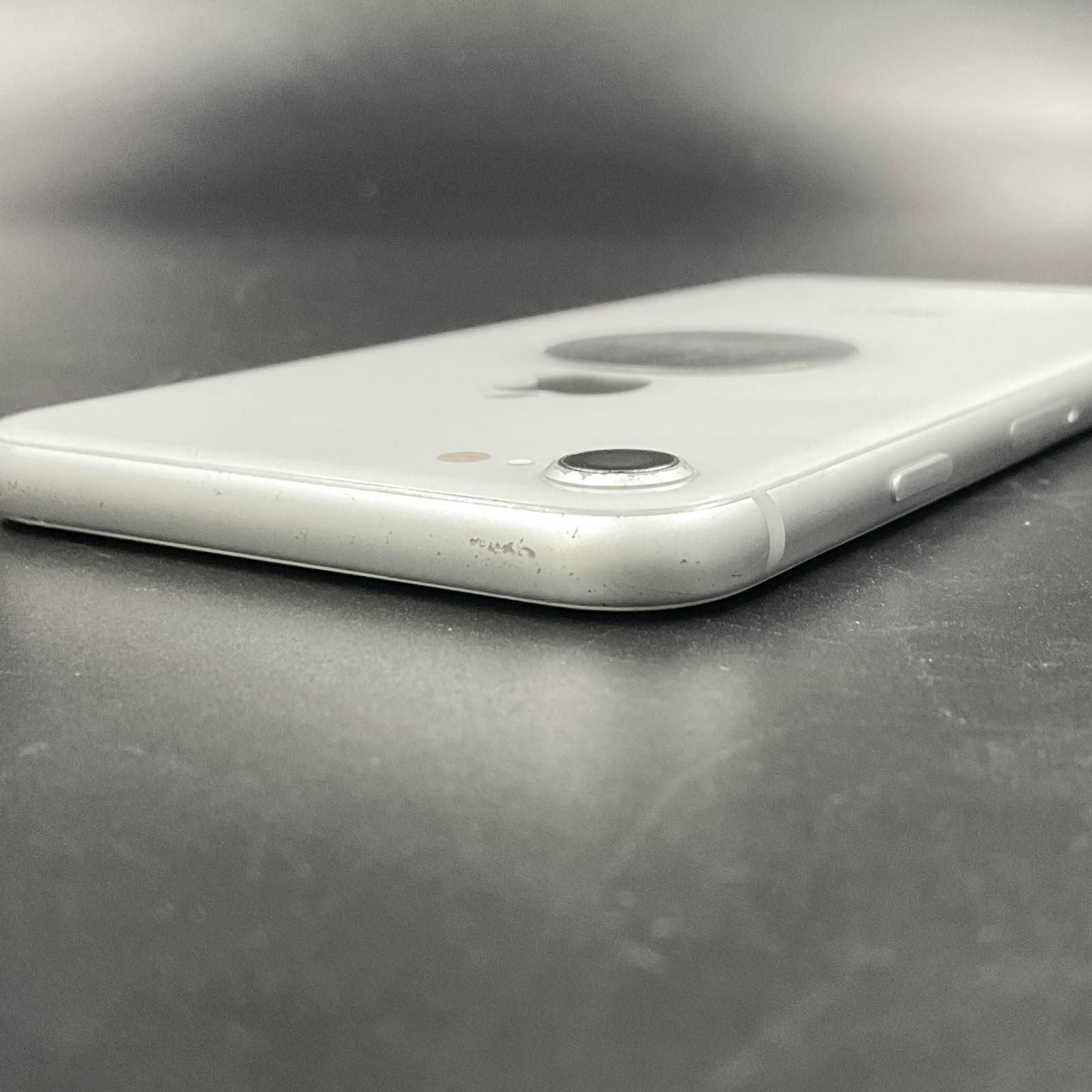 最速発送】Apple iPhone 8 128GB シルバー au 白ロム 80%【難有