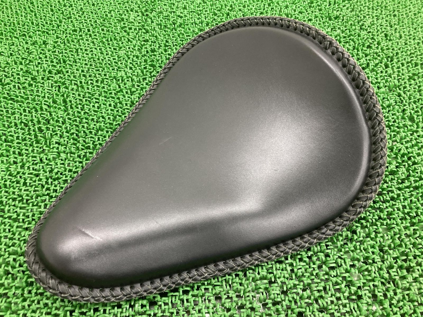 ソフテイル シート 社外 中古 バイク 部品 ハーレー リジットタイプ ソロシート レース編み込み 本革 カスタム素材に