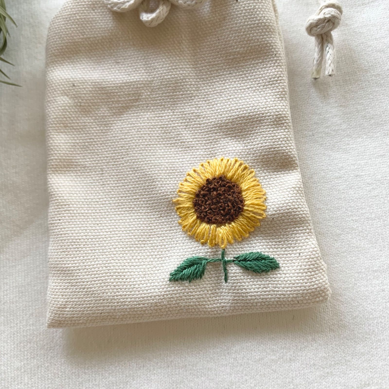 手刺繍 一輪のおおきなひまわりの御守り袋 お守り ハンドメイド - メルカリ