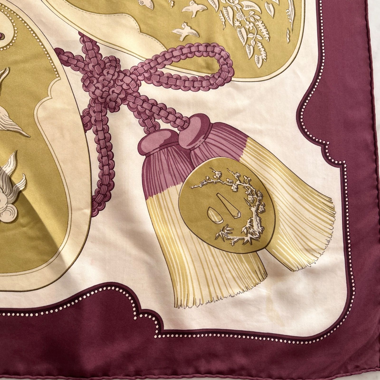 HERMES エルメス　カレ90 スカーフ ドラゴンTSUBAS HERMES エルメス カレ90 TSUBAS シルク スカーフ ドラゴン柄 ボルドー