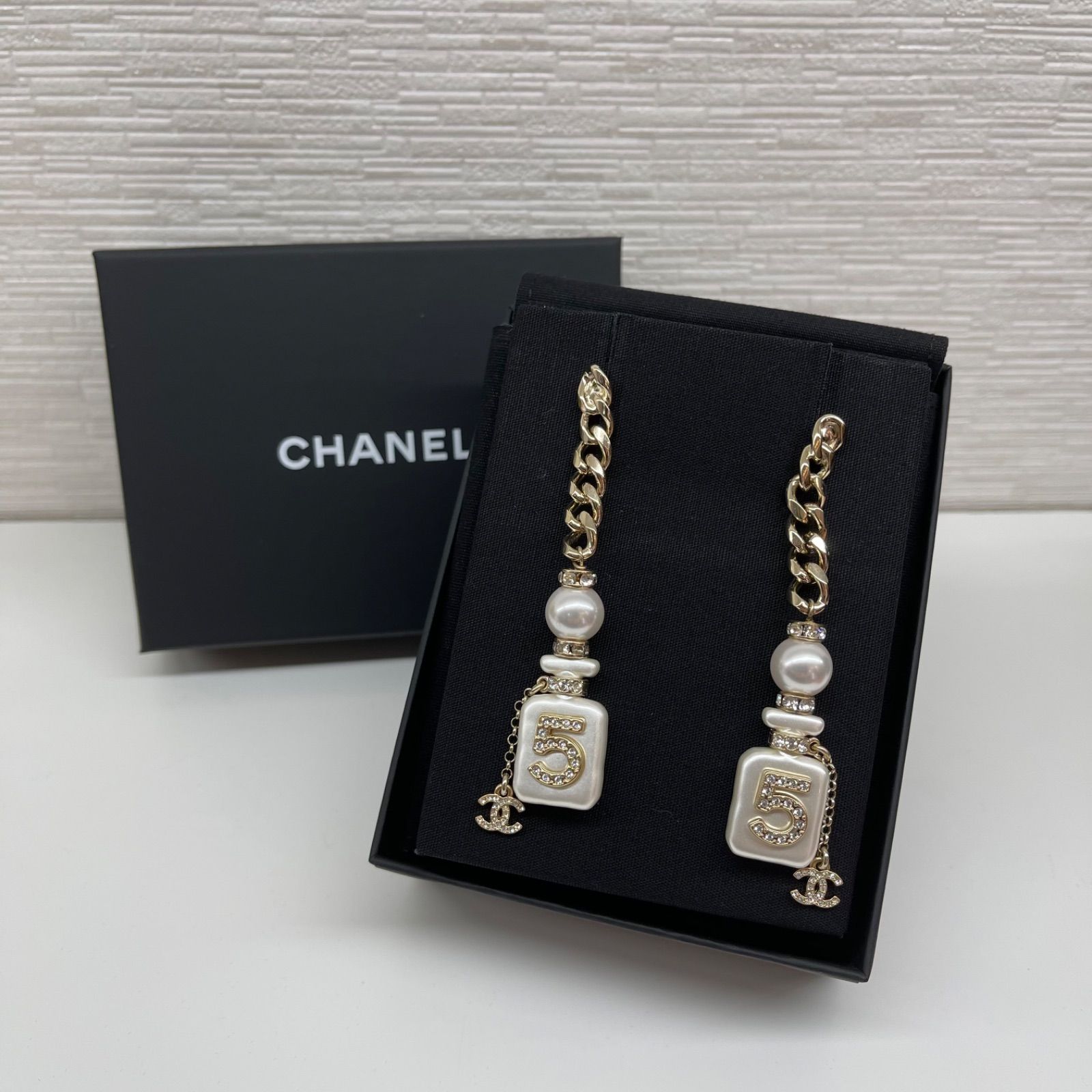 【新品】2022 SS 最新作 CHANEL シャネル AB8470 B08260 NI490 CCロゴ No.5 パフュームピアス  レジン×コスチュームパール×ストラス ゴールド×ホワイト×クリスタル 香水ボトルモチーフ レディース ジュエリー アクセサリー