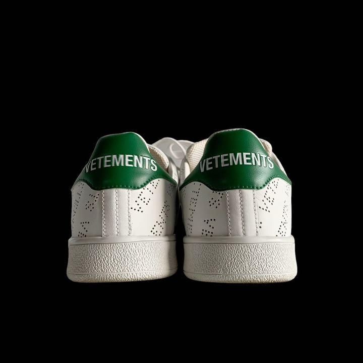 VETEMENTS ヴェトモン パンチング加工 ロゴ ローカット VETEMENTS ヴェトモン パンチング加工 ロゴ ローカット