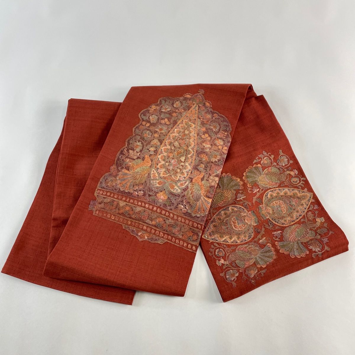 袋帯 美品 秀品 草花 間垣 汕頭刺繍 紬地 朱色 お太鼓柄 正絹 【中古】 袋帯 美品 秀品 紬地 華文 亀甲 汕頭刺繍 茜色 お太鼓柄 正絹 中古