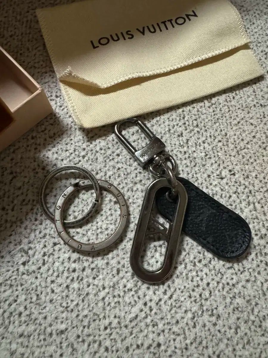 LOUIS VUITTON キーリング Amazon.co.jp: [ルイヴィトン] キーリング メンズ レディース