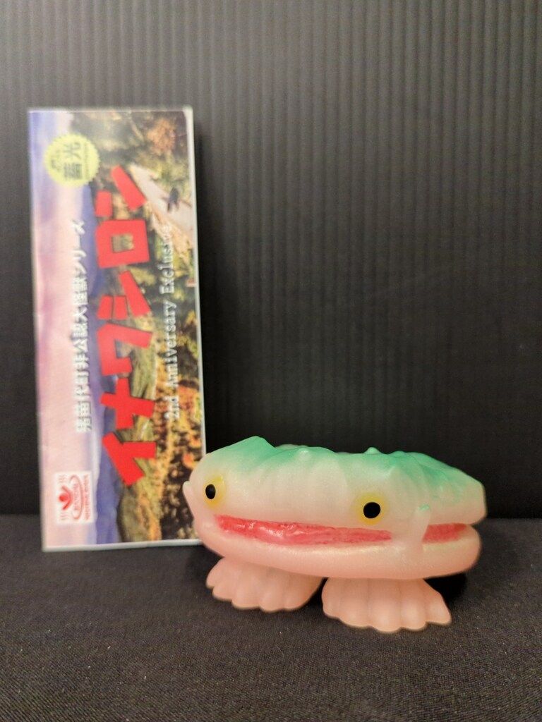 磐梯西村屋 × アマプロ】のコラボソフビ「イナワシロン」がT