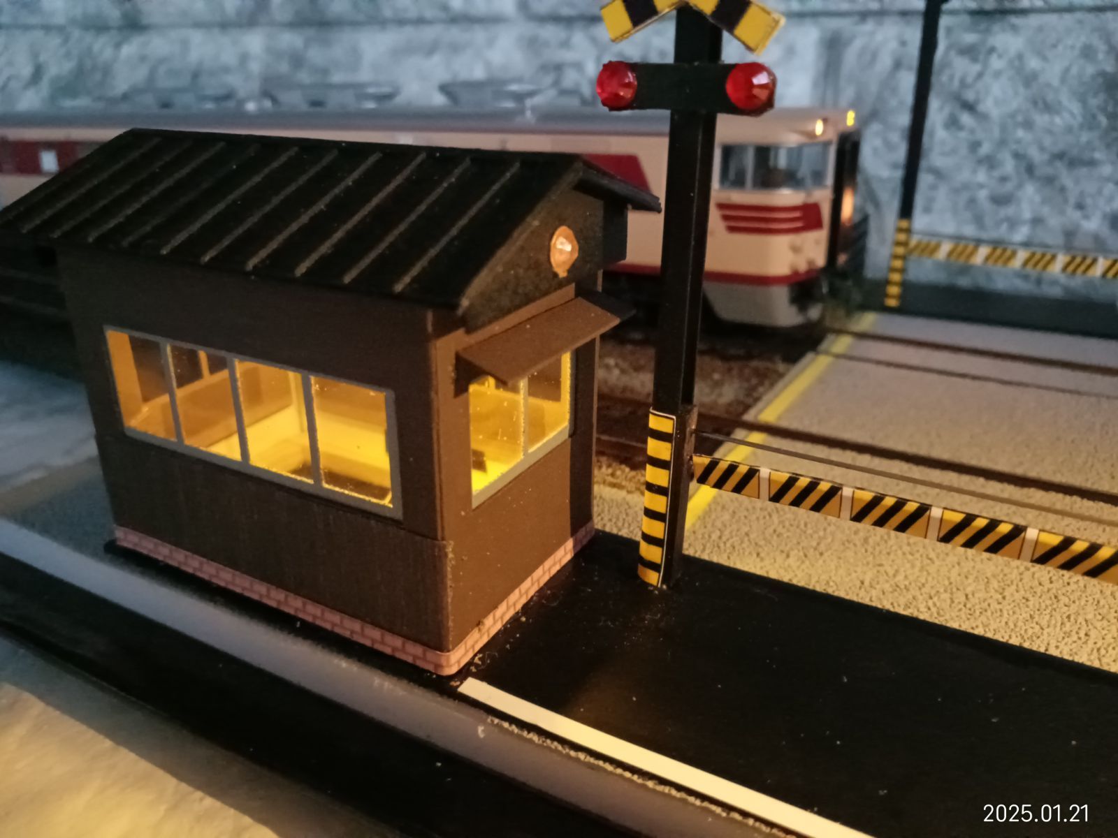 真鍮製】HOゲージ 初期型第二種踏切（昇降可能）建屋照明付き 鉄道