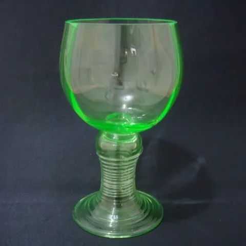 ウランガラスのワイングラス イエロー byチェコボヘミアガラス チェコ