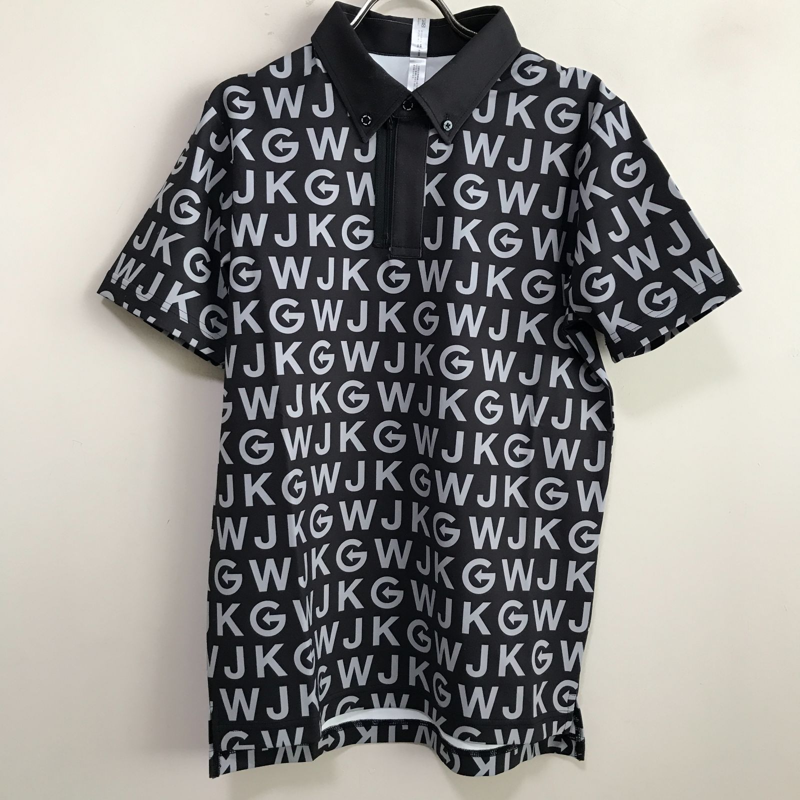38391コ【wjk】ダヴルジェイケイジー　 -GOLF-WJKG-INTERVAL LOGO PRINT MOCK NECK Tシャツ(gf714d)　ブラック×グレー　S