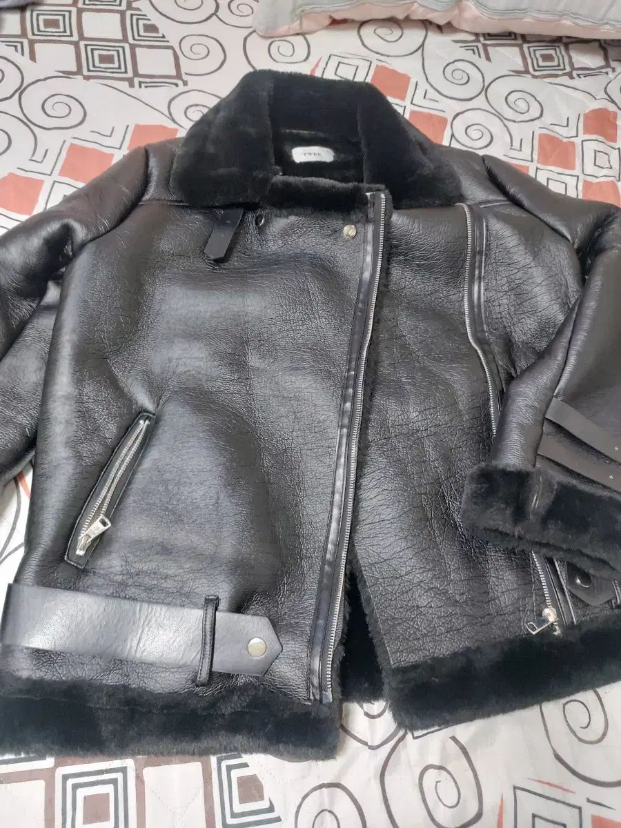 TWEE ムートン ジャケット 黒 色 FF サイズです
