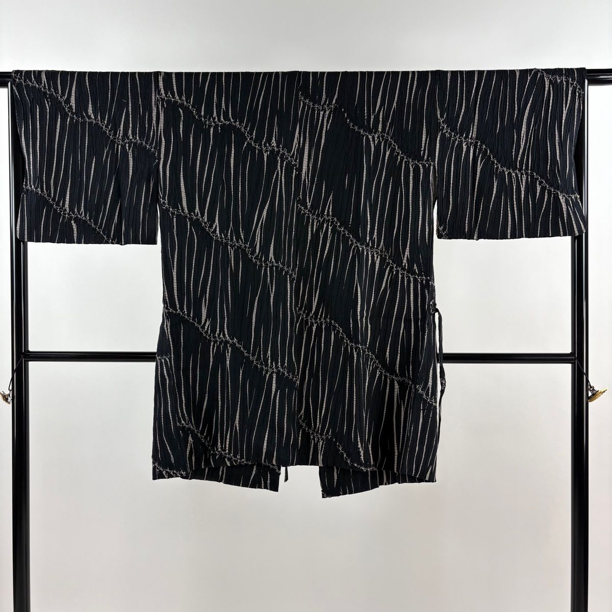 道中着 身丈94cm 裄丈66cm M 和装コート 幾何学 絞り 黒 正絹 秀品