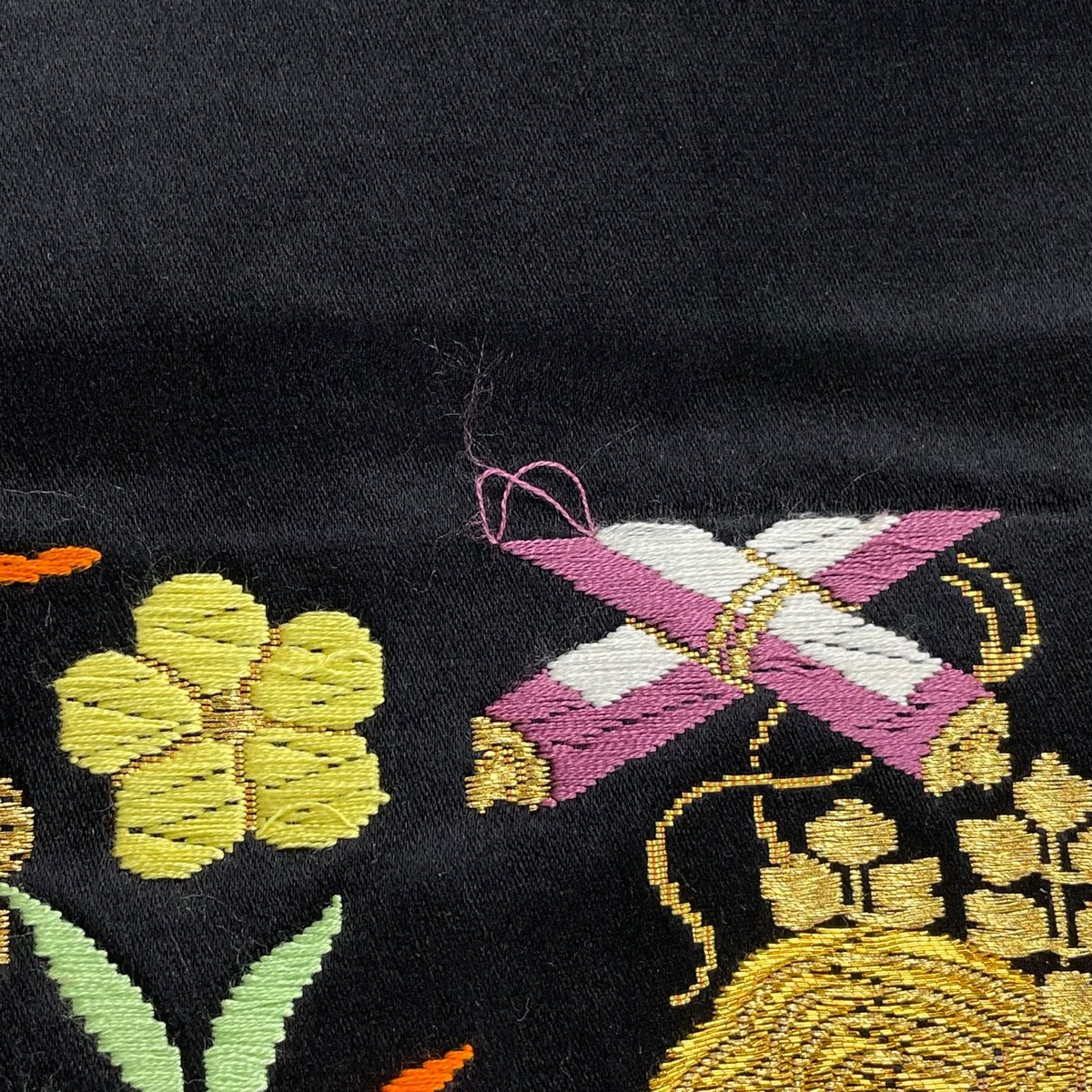 着物】袋帯◇黒地に赤と金糸刺繍◇シックで粋の極み！ 着物・浴衣