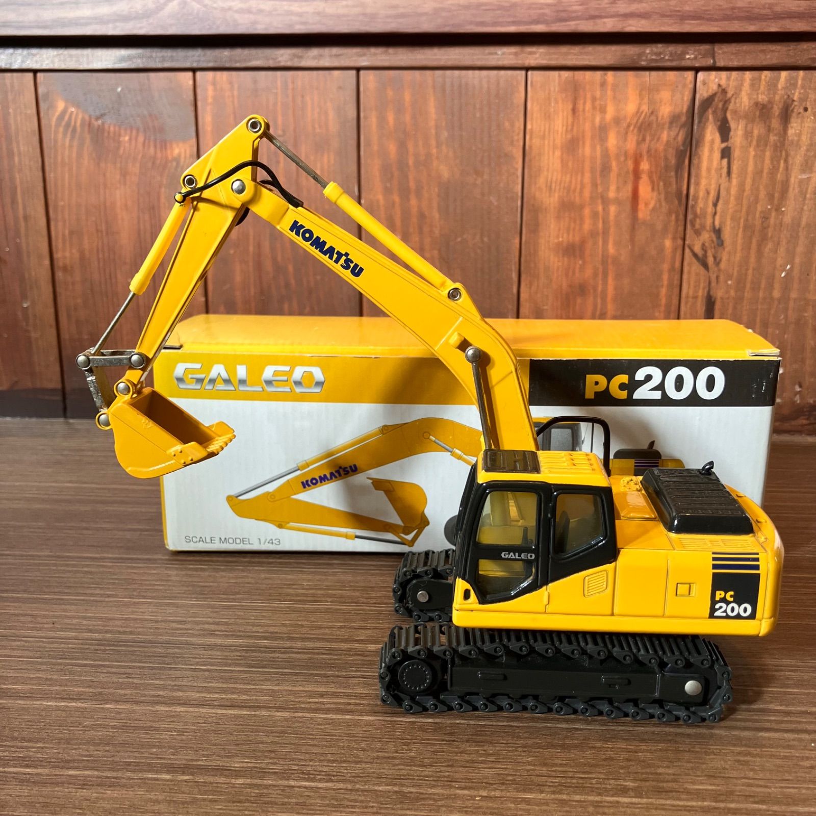 送料無料】KOMATSU／コマツ PC200 パワーショベル ミニチュア 1/43