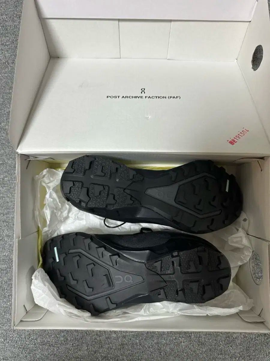 パフ オン ランニング クラウド ベンチャー ブラック 235