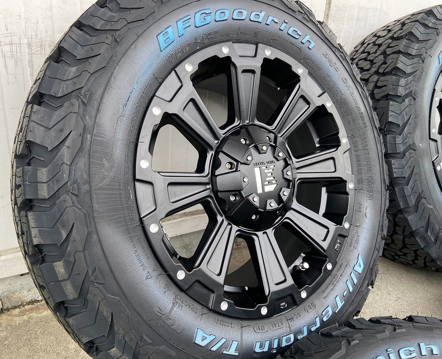 売店デリカ D5 エクストレイル RAV4 CX5 LEXXEL SwaGGer Old ファルケン ワイルドピーク AT3 225/75R16 タイヤホイールセット 16インチ ラジアルタイヤ