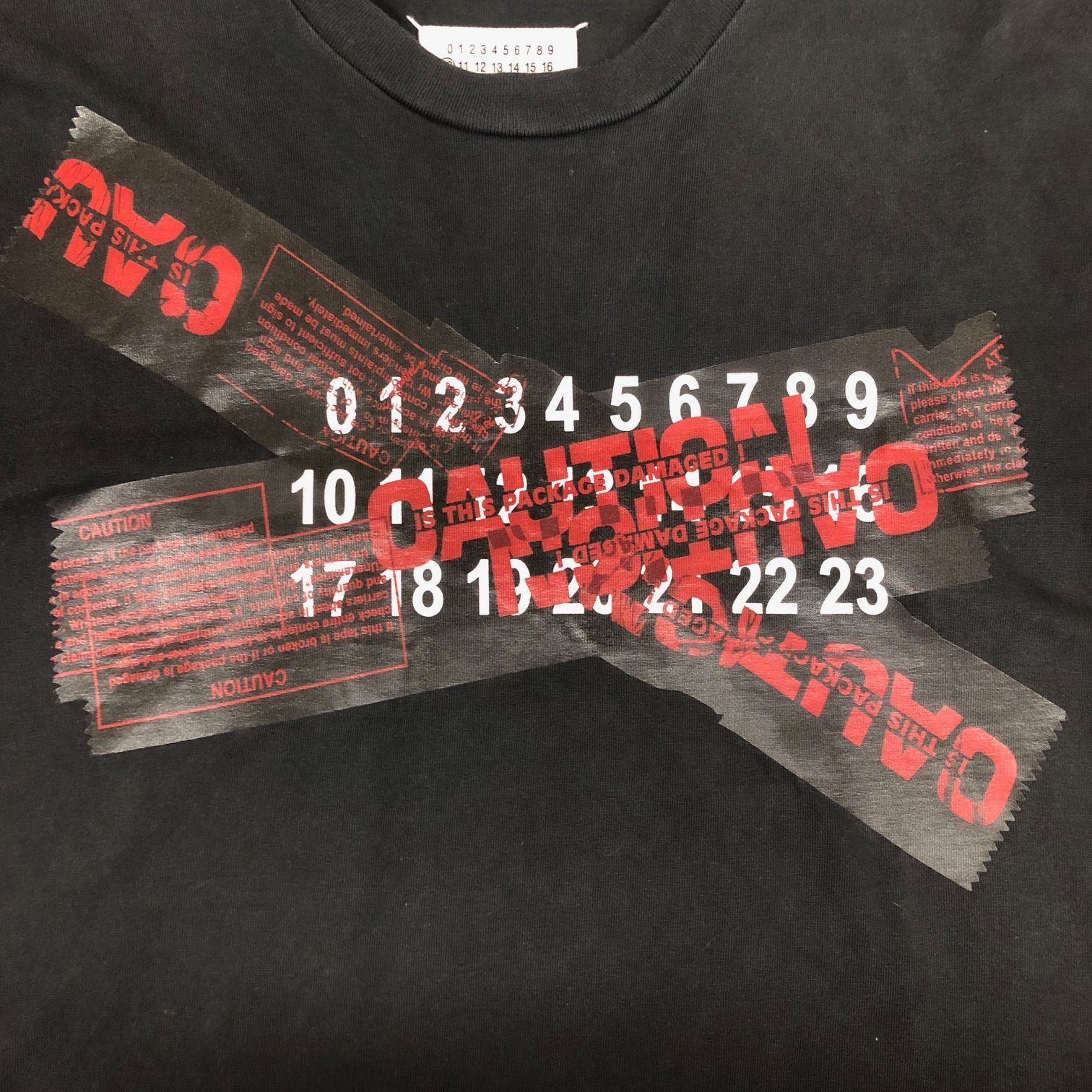 メゾンマルジェラ10「Caution Logo Print T-Shirt」 Maison Margiela - Caution T-Shirt | HBX - Globally Curated