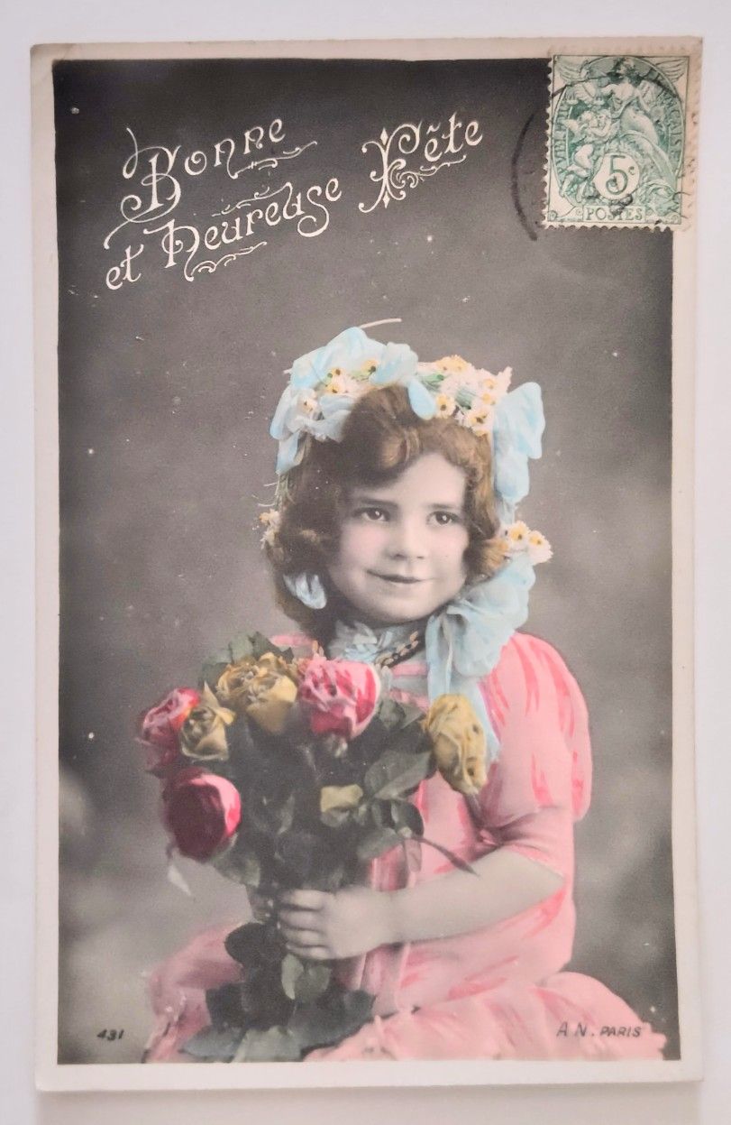 フランスアンティーク　ポストカード　大輪の薔薇とブルーリボンの少女 薔薇とリボンの微笑み 少女 フランス ヴィンテージ ポストカード