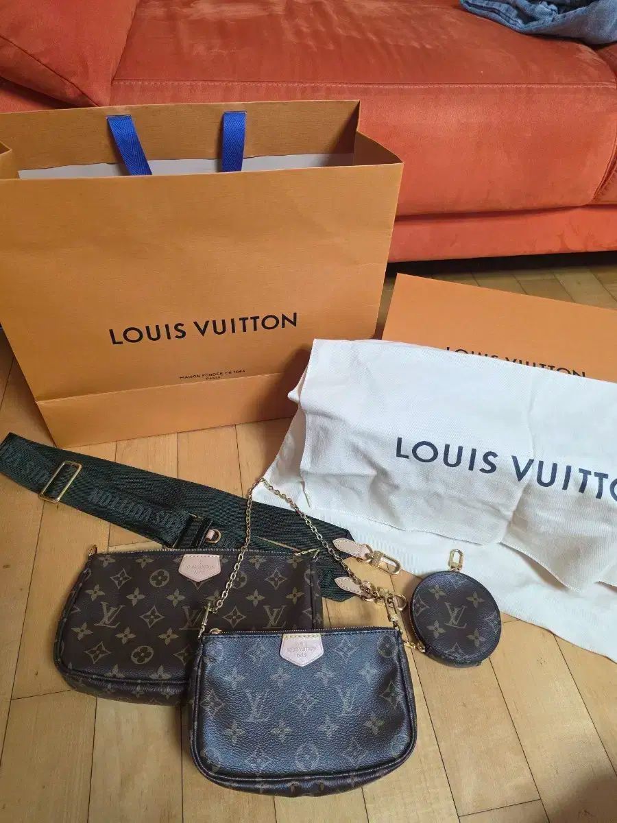 Louis Vuitton ルイヴィトン ポシェット アクセソワール カーキ