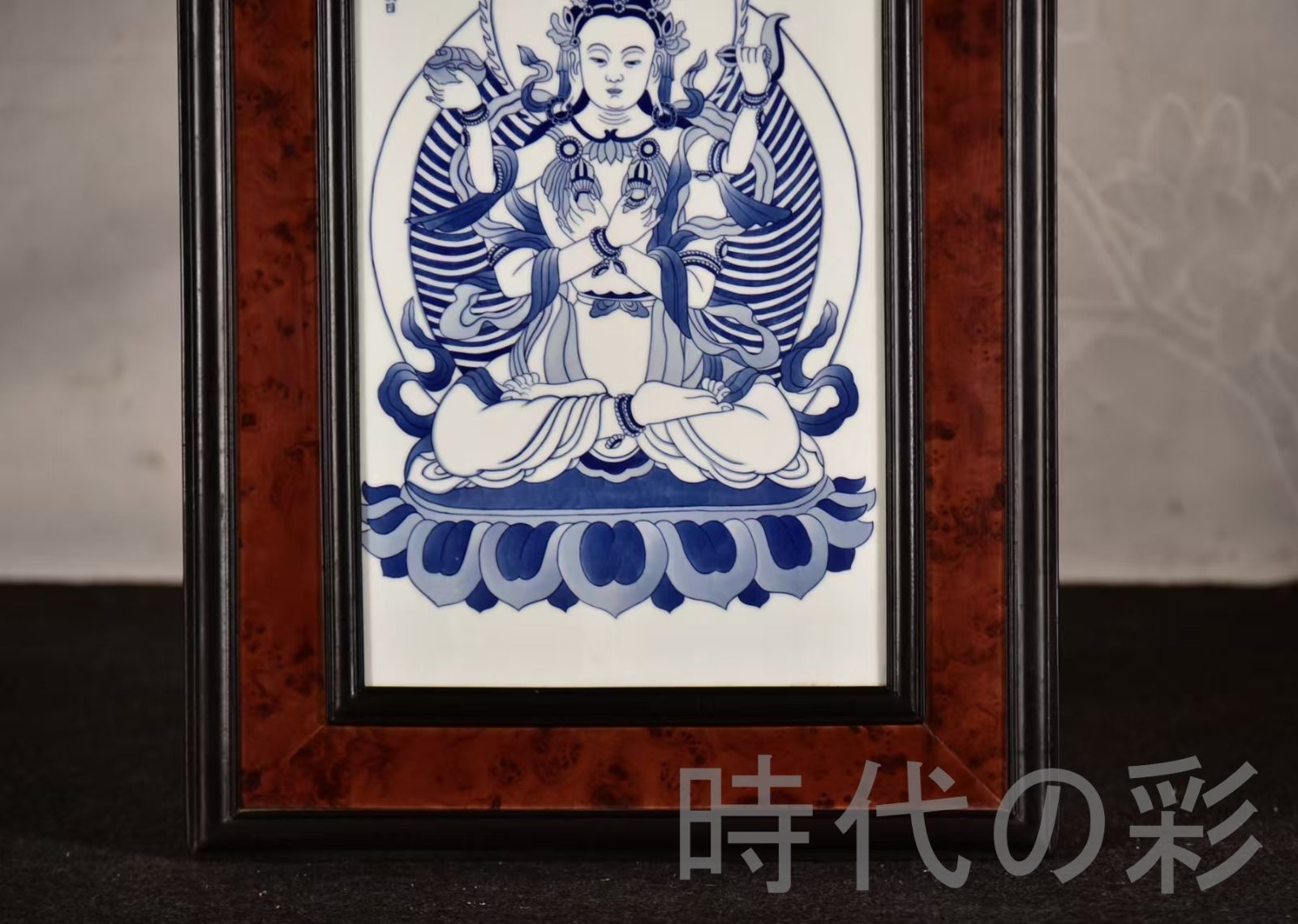 中国古美術 王歩作 青花人物磁板画 四臂観音 紅木枠 中堂掛屏 彫花框 木彫り額縁 手描き磁器絵画 掛軸風 景徳鎮 書斎 茶室 R07101331 WWW_IBETON_RU