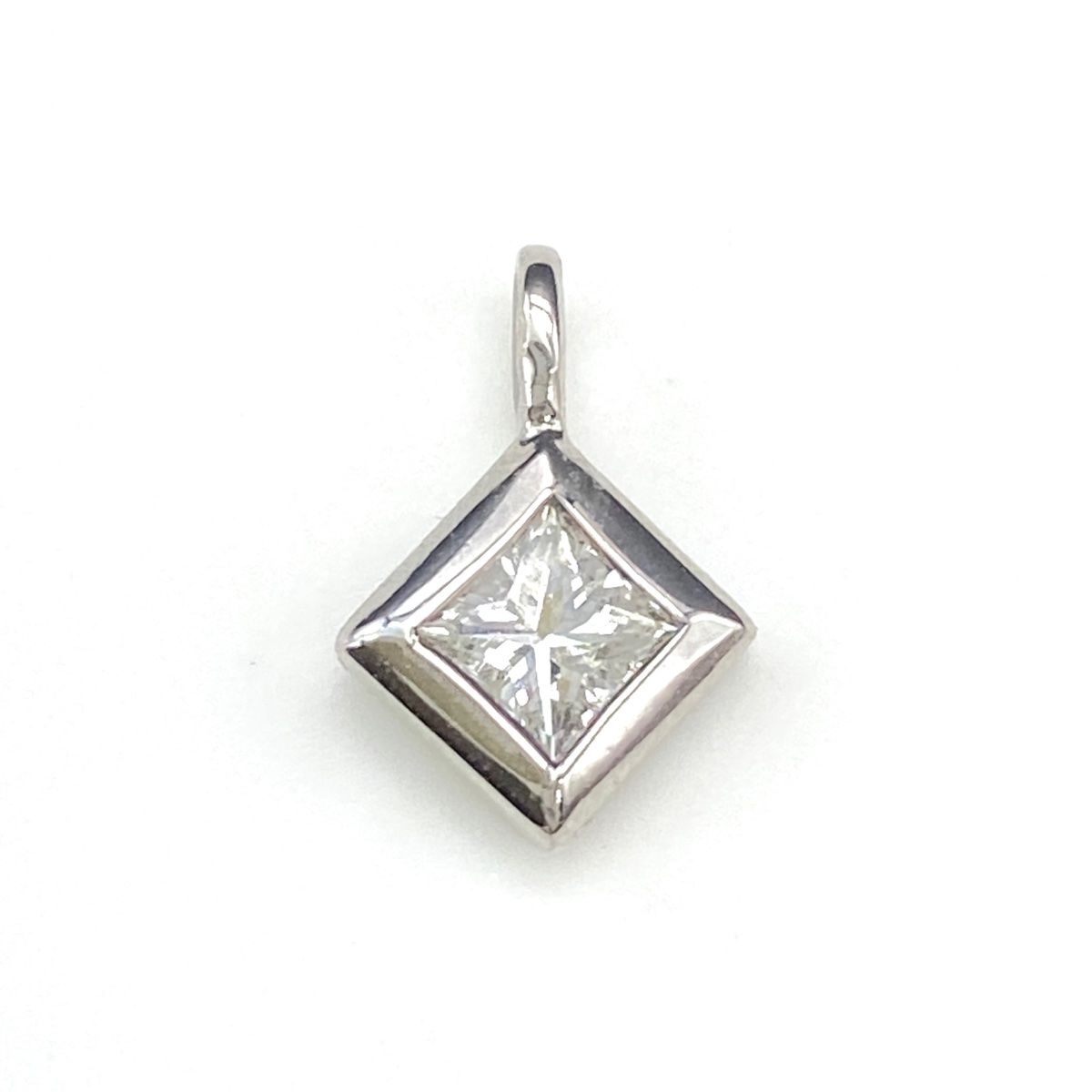 ダイヤモンド デザインペンダントトップ プラチナ ペンダントトップ  