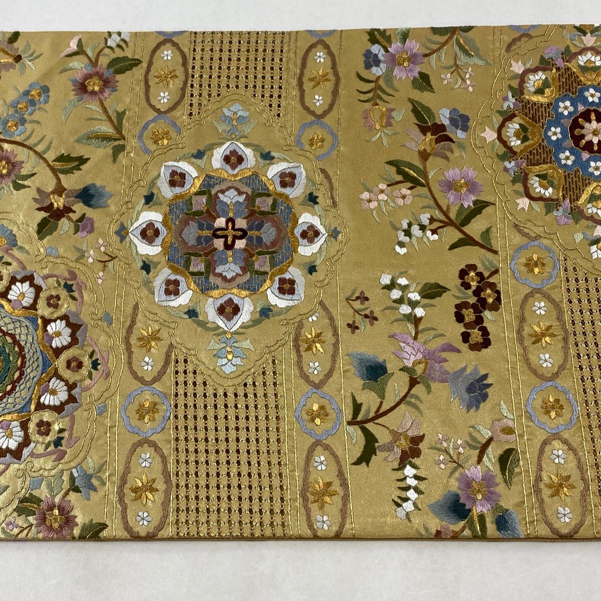 在庫一掃】 袋帯 美品 逸品 華文 草花 刺繍 金糸 金色 六通 正絹