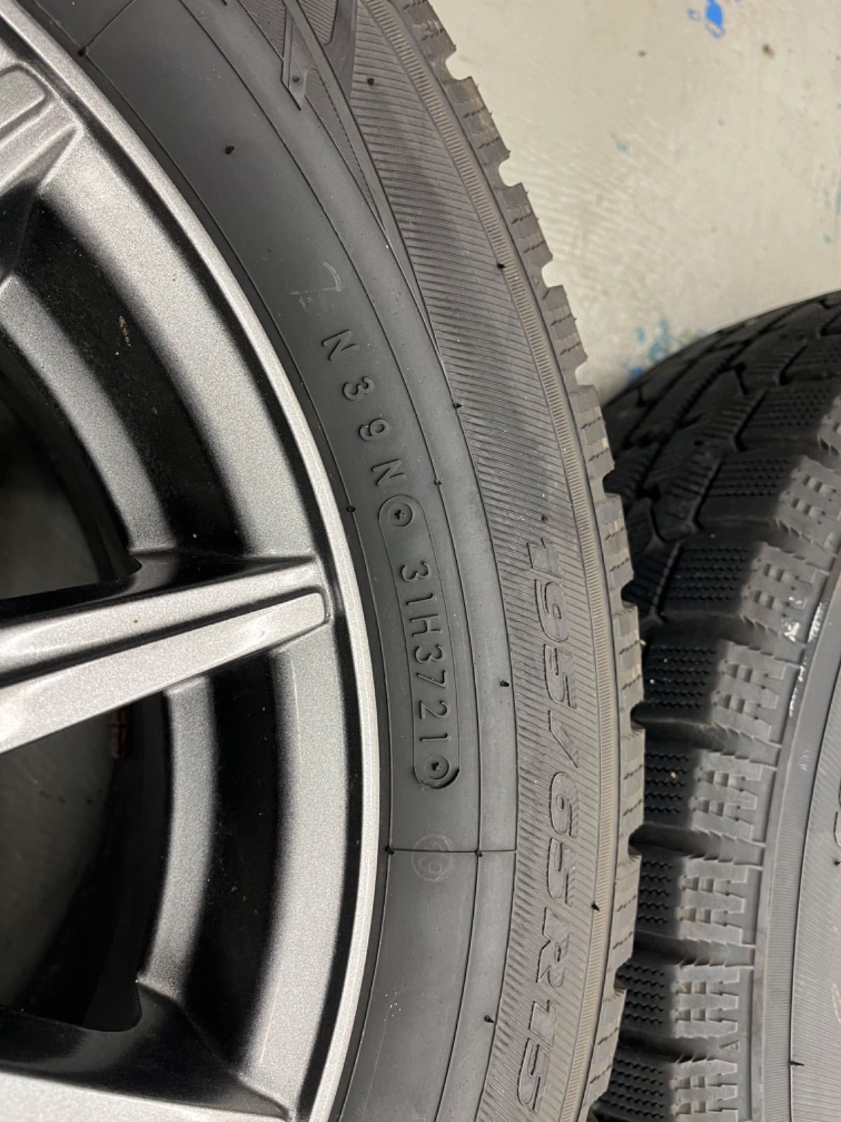 トヨタヴォクシースタッドレスタイヤホイル付き195|65R15