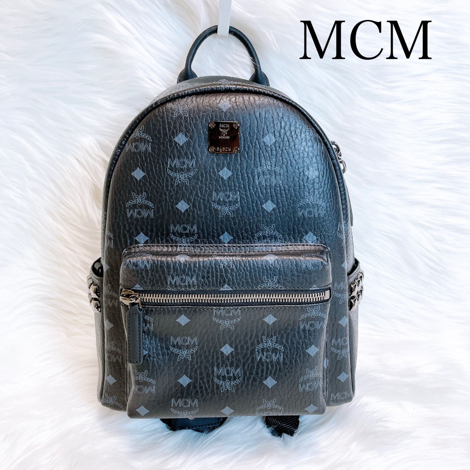 センスのいい お歳暮 リュック エムシーエム MCM スタッズ レザー ロゴプレート バッグ