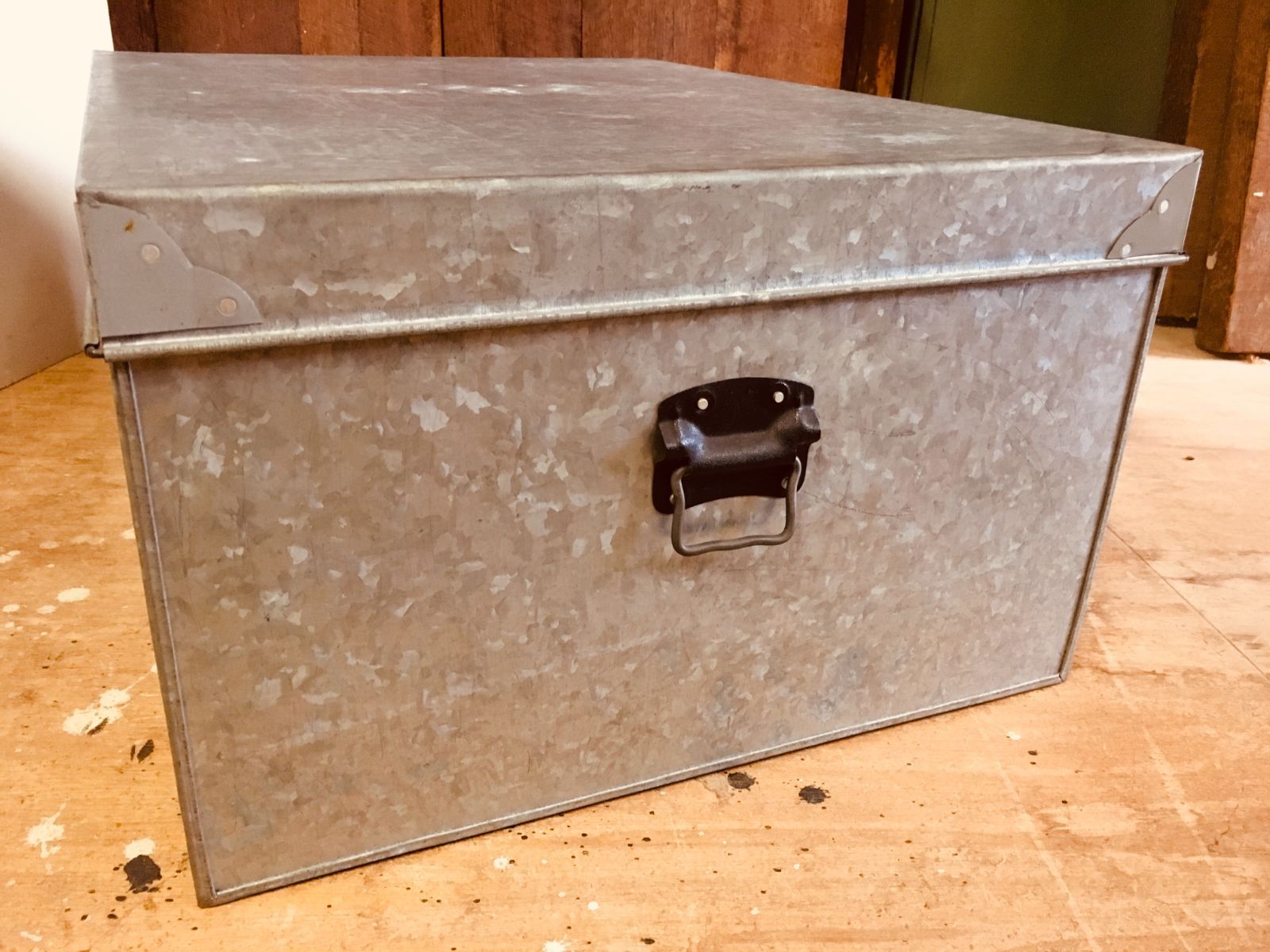 昭和レトロ ブリキの収納缶 衣装ケース 蓋つき - メルカリ