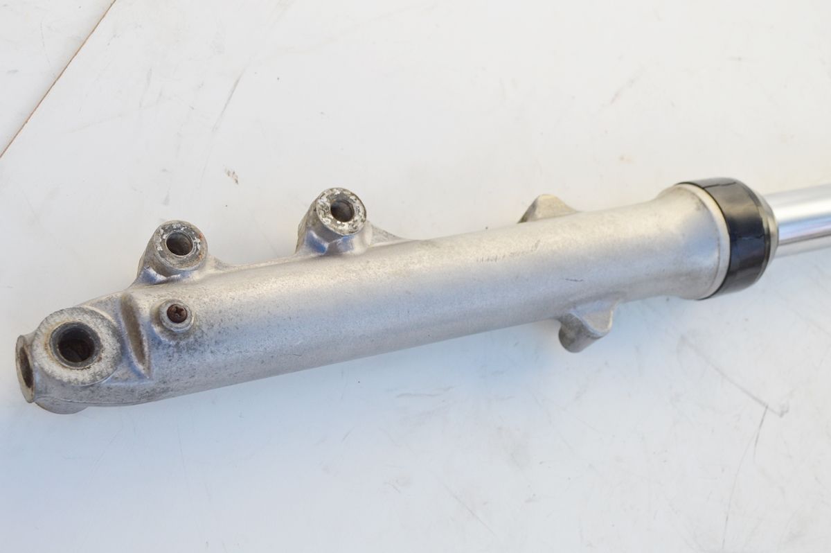 SUZUKI RG250E / X7 フロントフォーク右側　中古品　当時物　純正品　RG250　GT250/2 スズキ SUZUKI RG250E / X7スズキ フロントフォーク右側 中古品 当時物 純正品