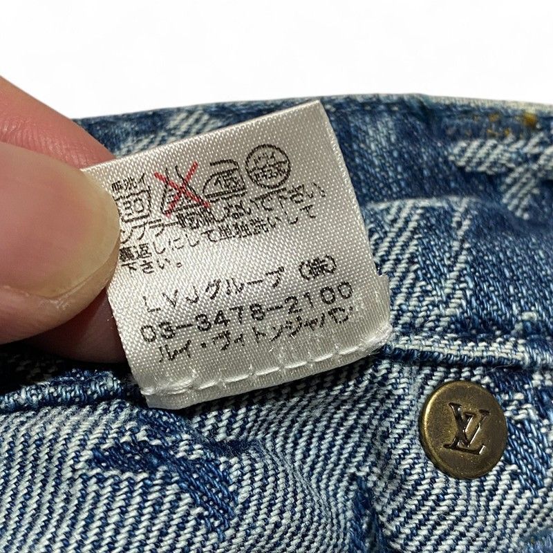 ルイヴィトン ジーンズ デニム レザーパッチロゴ ロゴ刻印ボタン ダークグレー LOUIS VUITTON コピー ジーンズ 洗練シルエット アイコニック