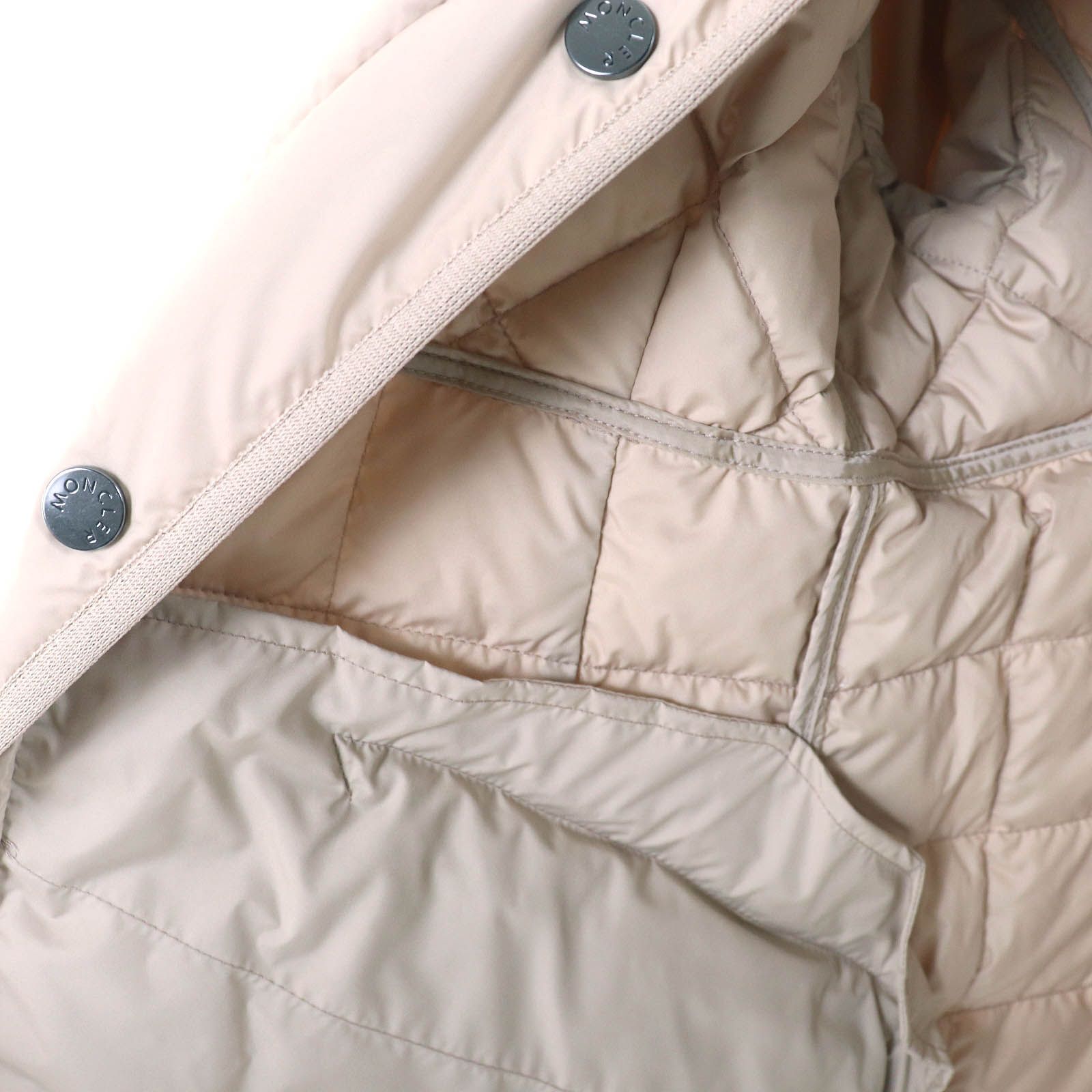 モンクレール LAN ダウンジャケット キルティング ワッペン ベージュ 0 未使用品△MONCLER モンクレール 24SS COURLIS ロゴワッペン